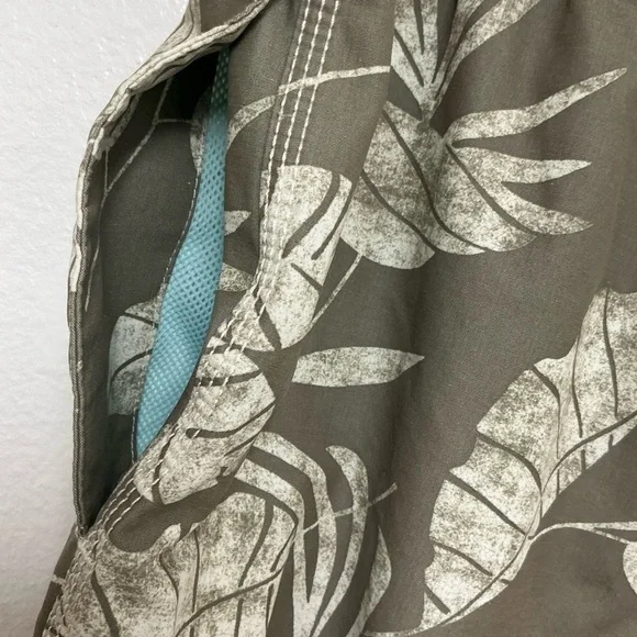 Tommy Bahama Men’s Green and Cream Tropical Board Shorts - Picture 10 of 15